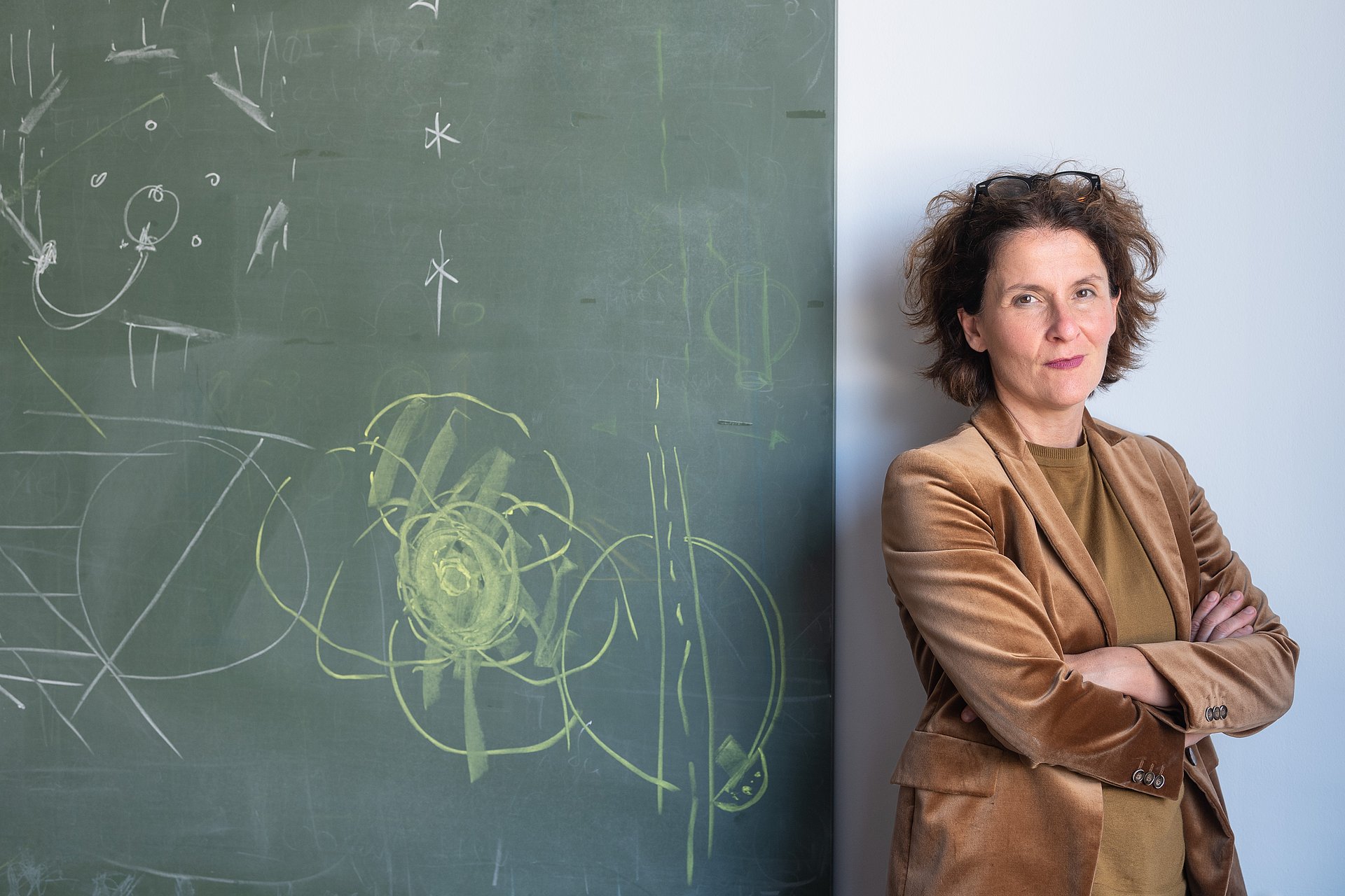 Prof. Elisa Resconi beschäftigt sich in ihrer Forschung schwerpunktmäßig mit Neutrinos. Als astrophysikalische Boten eröffnen kosmische Neutrinos einen neuen Blick ins Universum.