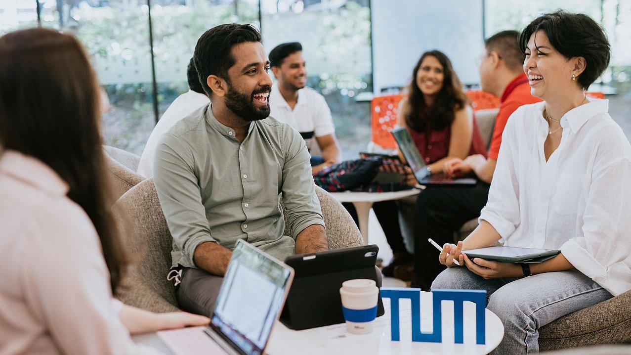 Students of the TUM Asia campus talking. 