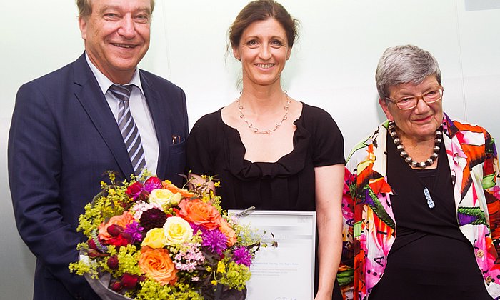 V.li.: Lutz Heese, Präsident der Bayerischen Architektenkammer, Preisträgerin Prof. Regine Keller und Laudatorin Prof. Christiane Thalgott.