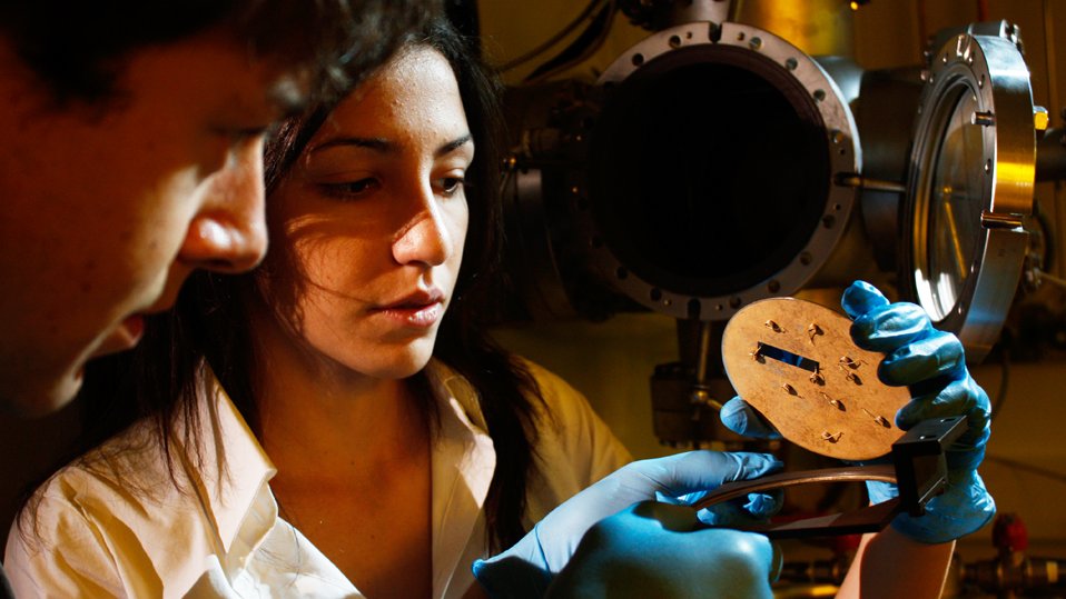 High-tech at the TUM Open Day: doctoral students at the Walter Schottky Institute experiment with coating procedures. (Photo: Christoph Hohmann / Nanosystems Initiative Munich (NIM))