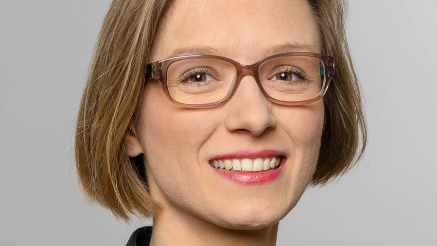 Prof. Lisa Herzog forscht zu normativen Bewertungen von Märkten. (Bild: Astrid Eckert / TUM) Prof. Lisa Herzog