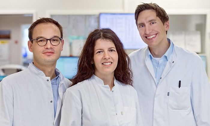 Die Entwickler des neuen Bluttests, der Tumorresistenzen bei Prostatakrebs vorhersagen kann (von links nach rechts): PD Dr. Matthias Heck, Dr. Silvia Thöne und Dr. Dr. Christof Winter. (Bild: Andreas Heddergott / TUM)
