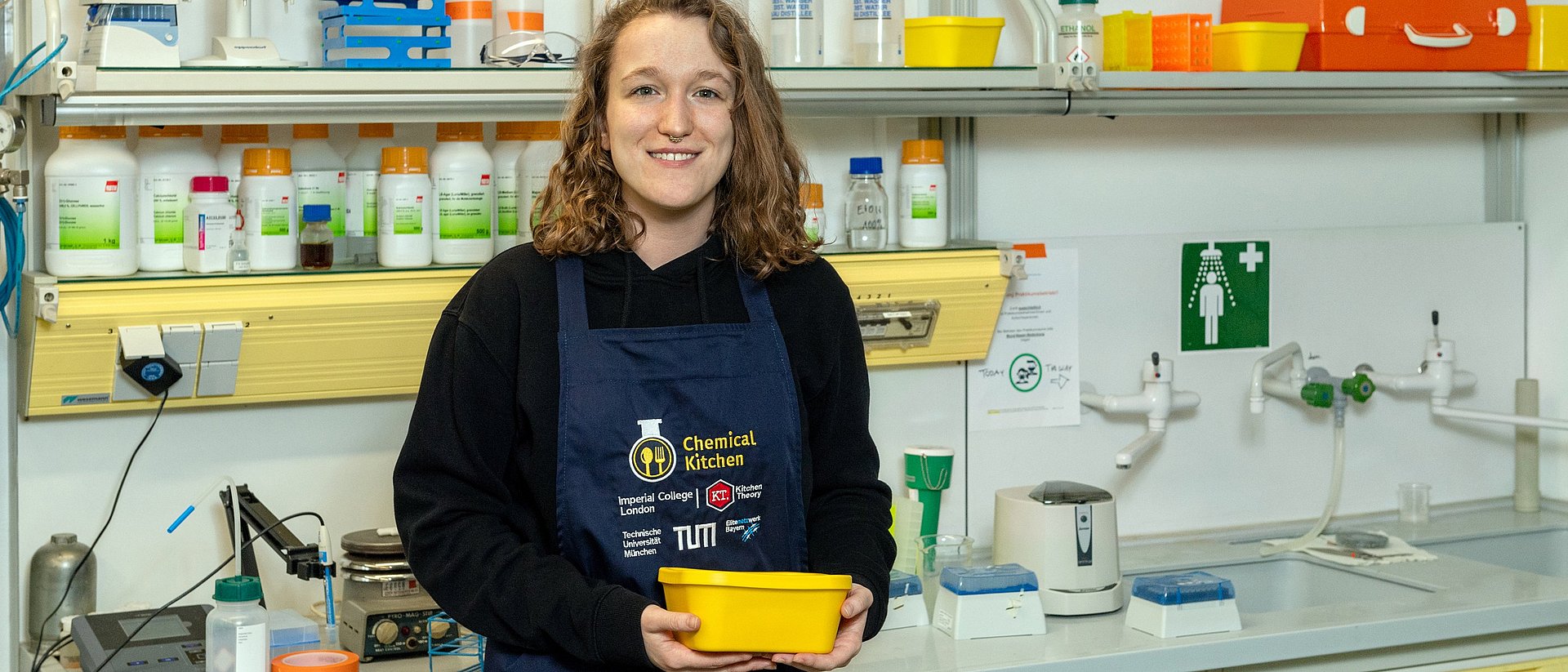 TUM-Studentin Polina Pelkonen war in der Chemical Kitchen.