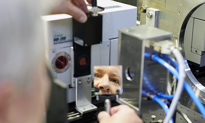 Dr. Aurel Radulescu am Instrument KWS-2 des Jülich Centre for Neutron Science (JCNS) in der Forschungs-Neutronenquelle Heinz Maier-Leibnitz (FRM II) der Technischen Universität München