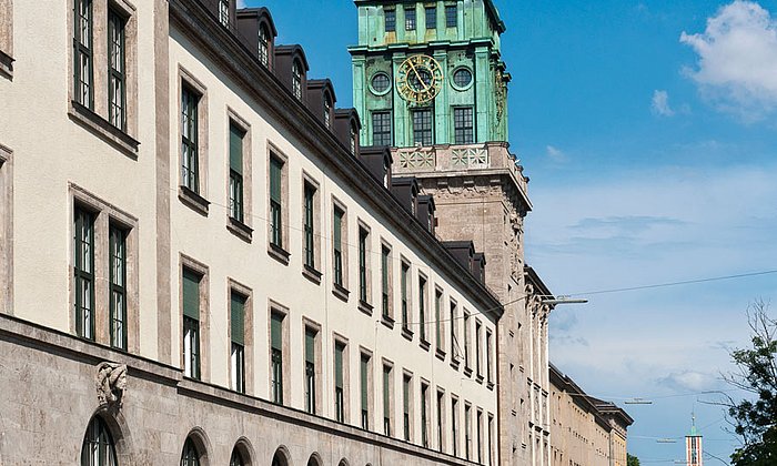 Das Hauptgebäude mit Glockenturm am Münchner Stammgelände