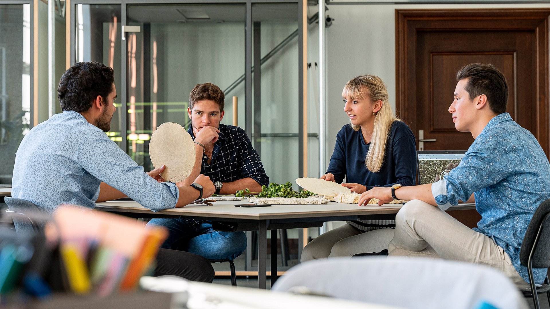 The HopfON team sits around the table and discusses