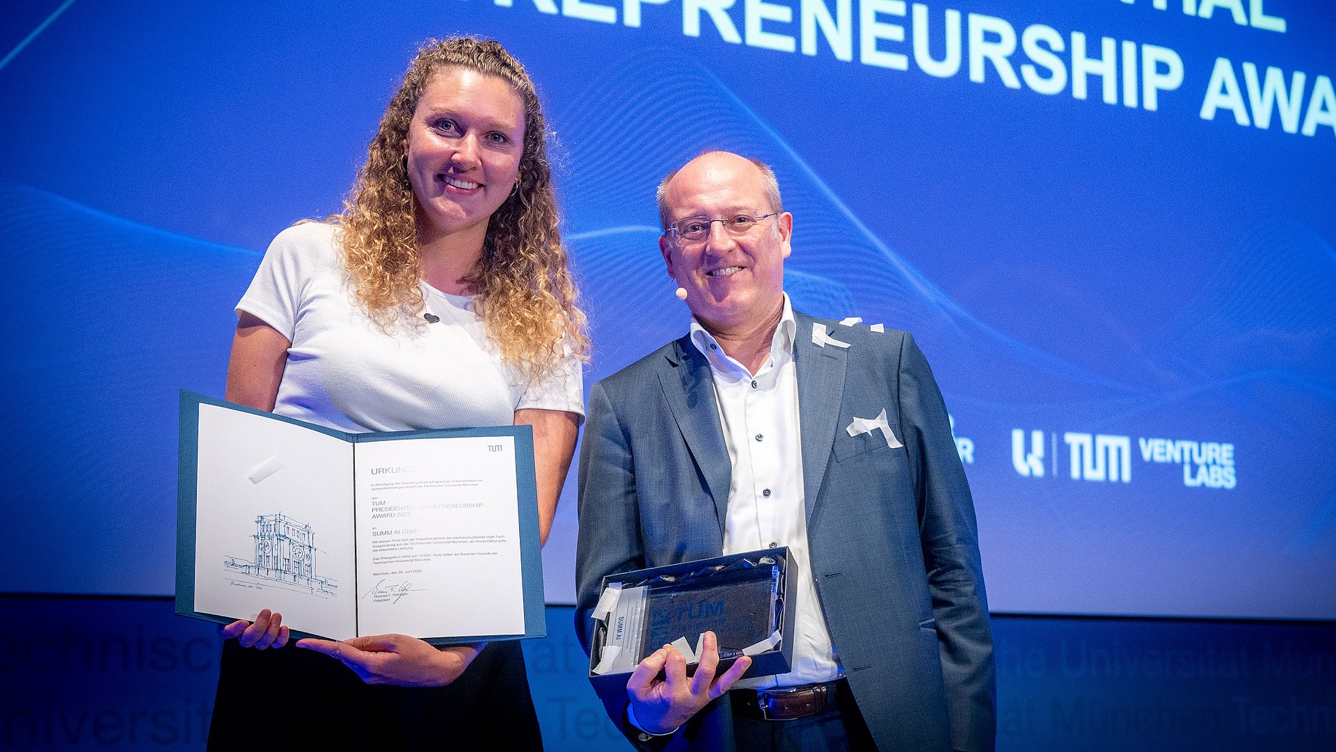 Vizepräsident Prof. Gerhard Kramer verleiht den TUM Presidential Entrepreneuship Award an Flora Geske, Gründerin des Start-ups SUMM AI. Vizepräsident Prof. Gerhard Kramer verleiht den TUM Presidential Entrepreneuship Award an Flora Geske, Gründerin des Start-ups SUMM AI.