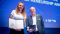 Vizepräsident Prof. Gerhard Kramer verleiht den TUM Presidential Entrepreneuship Award an Flora Geske, Gründerin des Start-ups SUMM AI.
