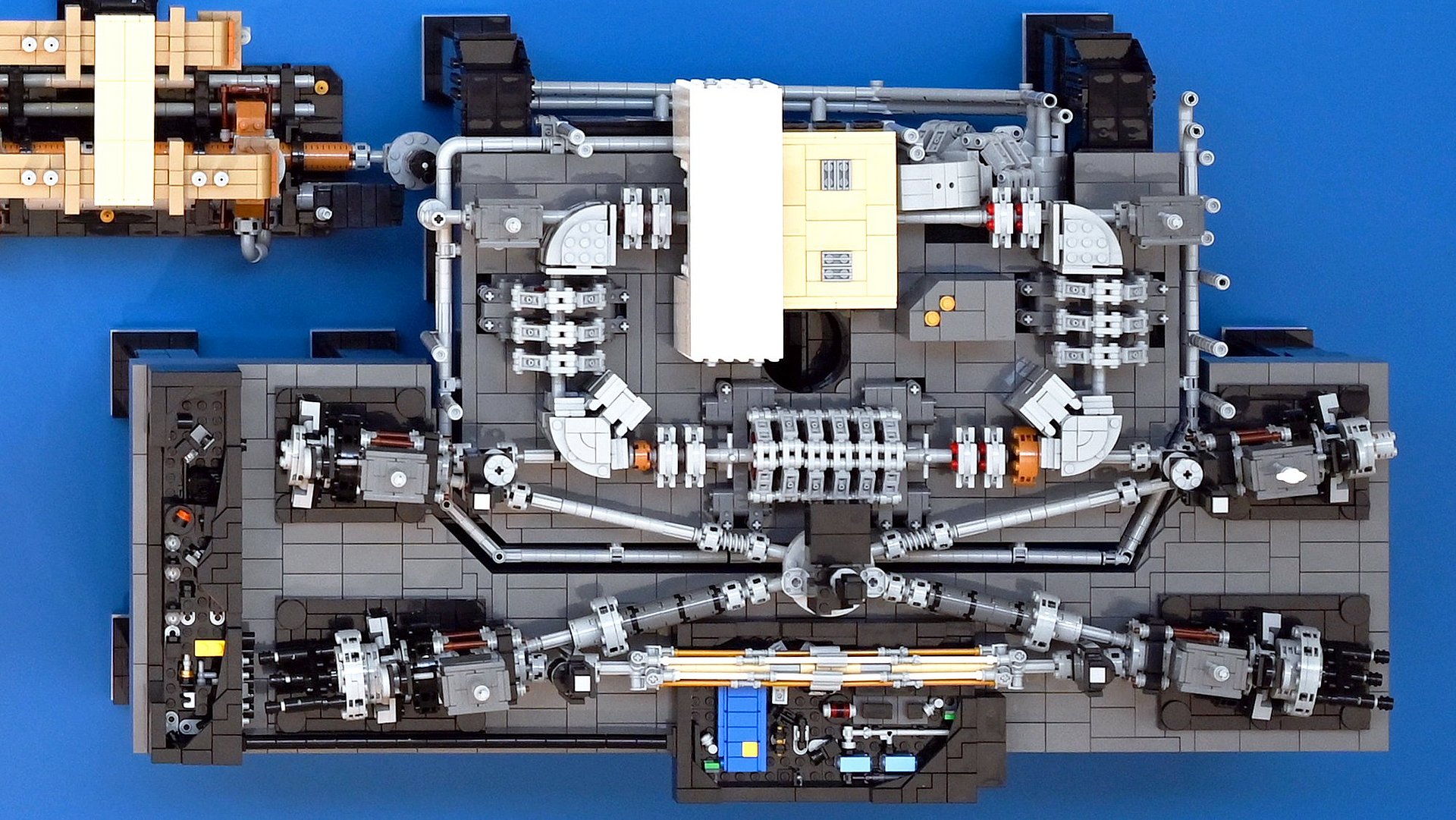  Part of the built model. The "enhancement cavity", in which the laser pulses are amplified and stored, looks like an X when viewed from above.