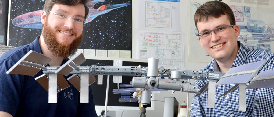 Claas Olthoff (li.) und Daniel Pütz mit einem Modell der Internationalen Raumstation.