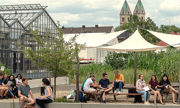 Students at the TUM Campus Straubing