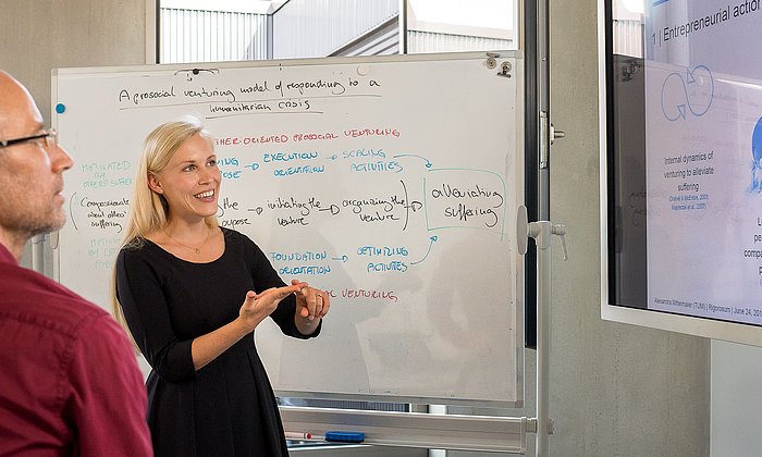 Dr. Alexandra Mittermaier und Prof. Holger Patzelt an einem White Board.