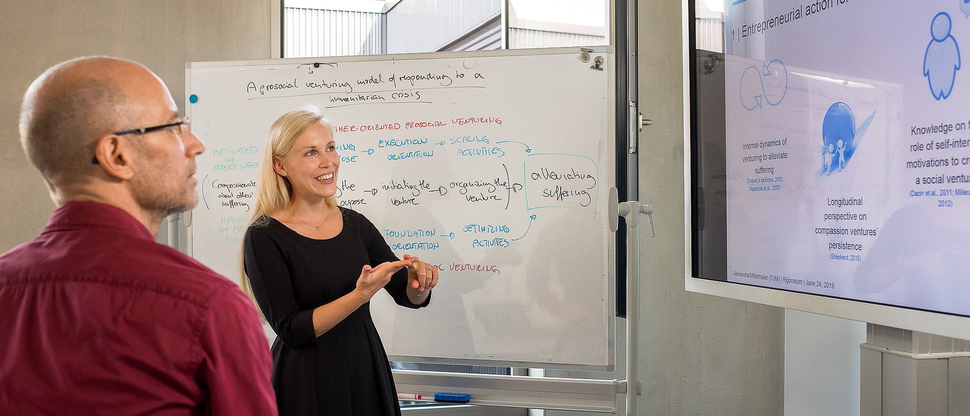 Entrepreneurship research Dr. Alexandra Mittermaier und Prof. Holger Patzelt an einem White Board.