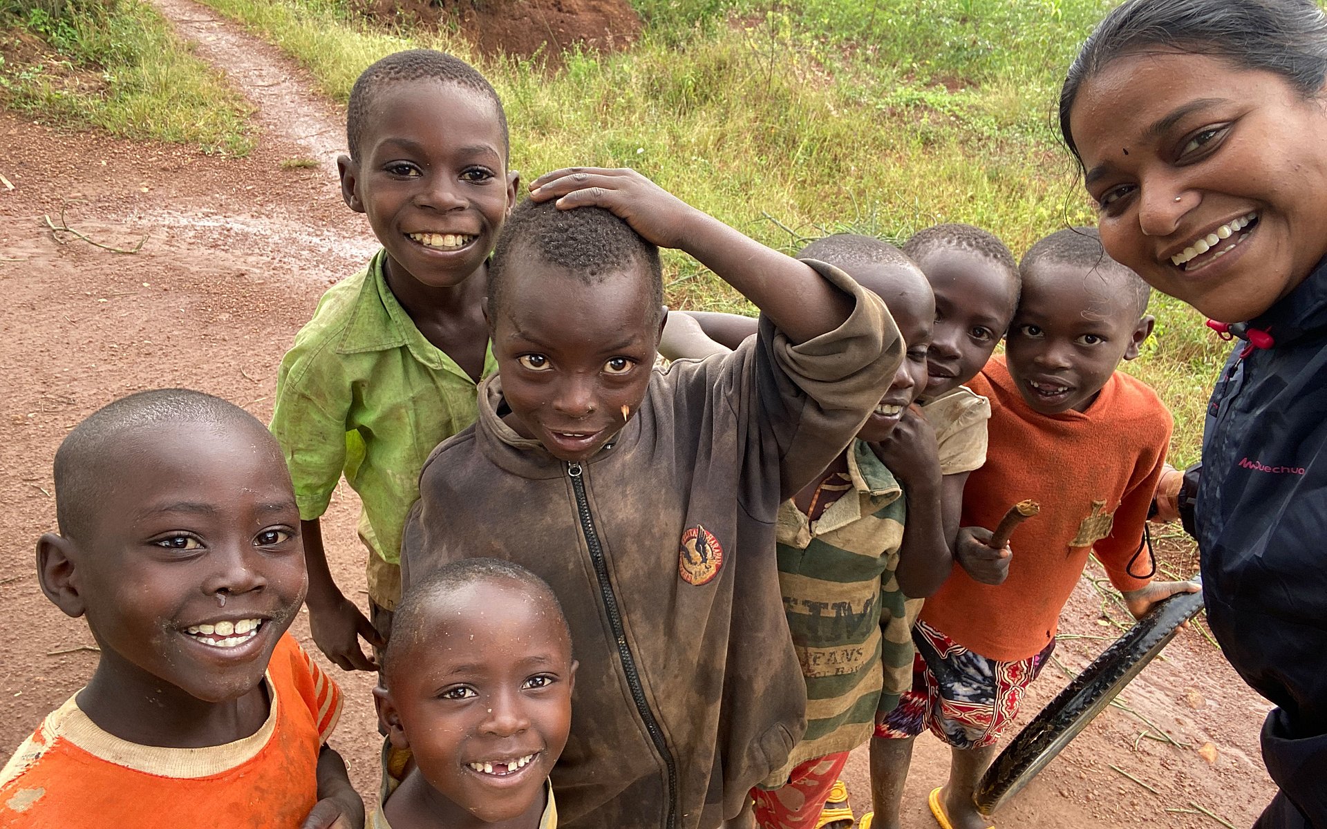 [Translate to English:] TUM student Prathiba Devadas in Rwanda with children from Gitaraga village.