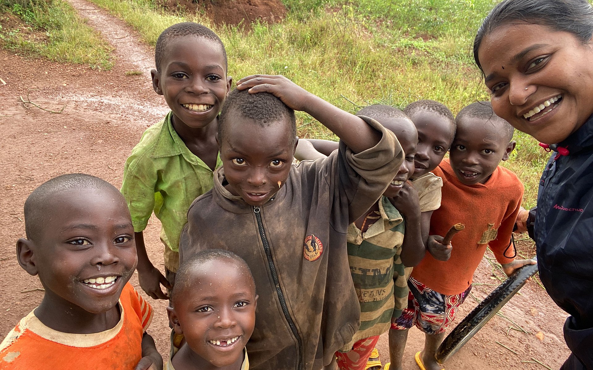 TUM-Studentin Prathiba Devadas in Ruanda mit Kindern des Dorfes Gitaraga.