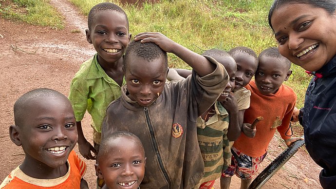 [Translate to English:] TUM student Prathiba Devadas in Rwanda with children from Gitaraga village.