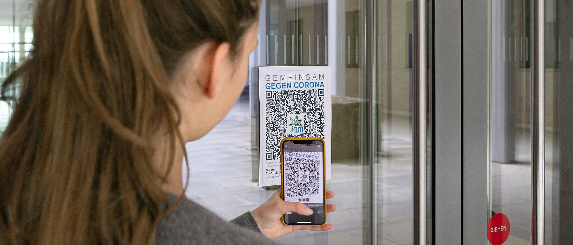 A QR-code is scanned unsing a smartphone.