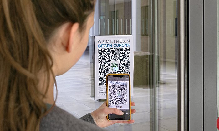 A QR-code is scanned unsing a smartphone.
