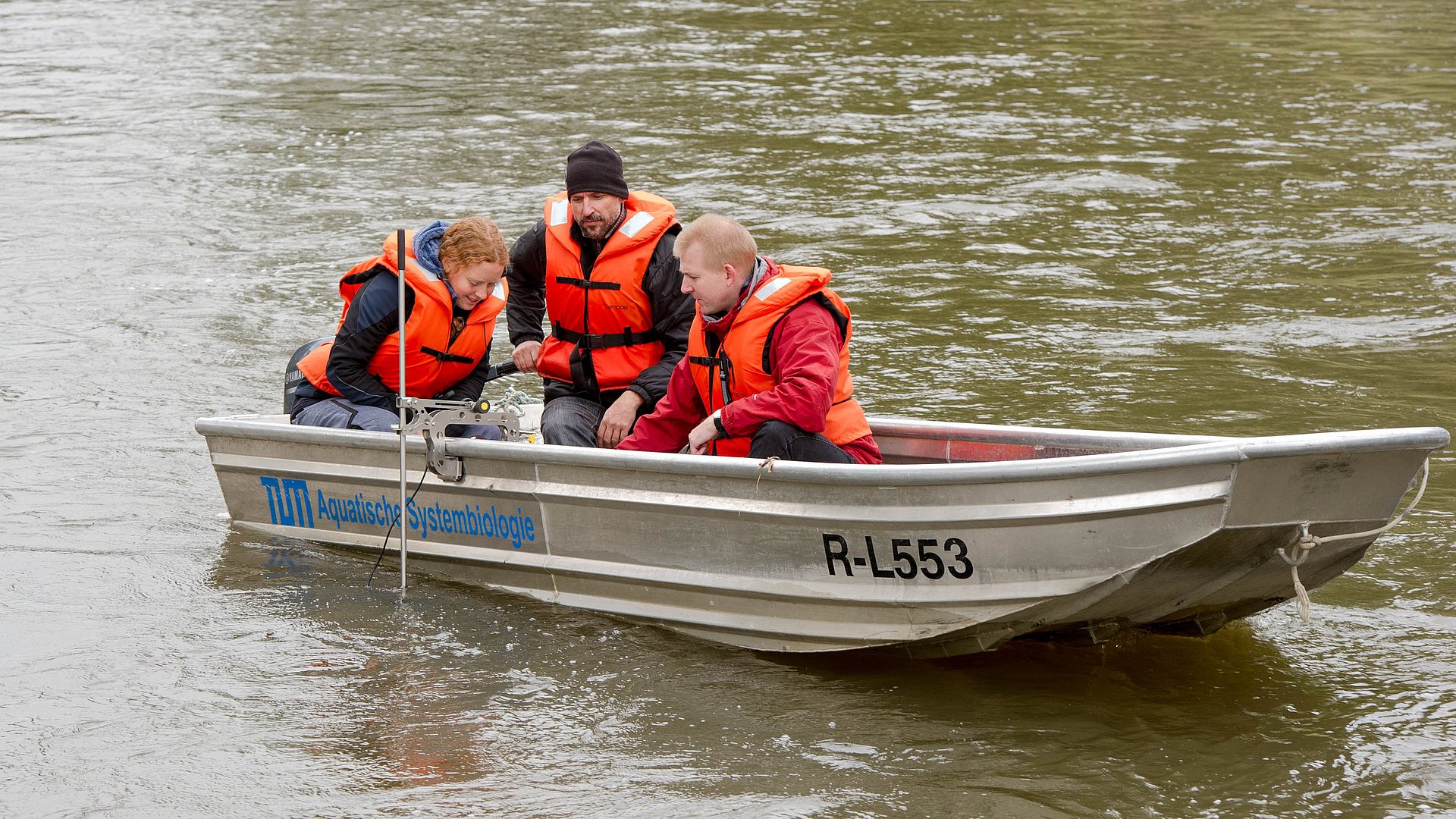 Prof. Geist, Dr. Pander and Dr. Müller (l.t.r.) using side-sonar to cartograph the habitat of the fish