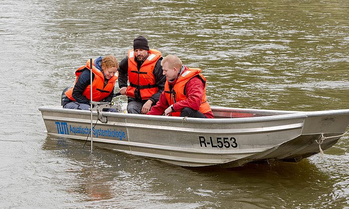 Prof. Geist, Dr. Pander and Dr. Müller (l.t.r.) using side-sonar to cartograph the habitat of the fish