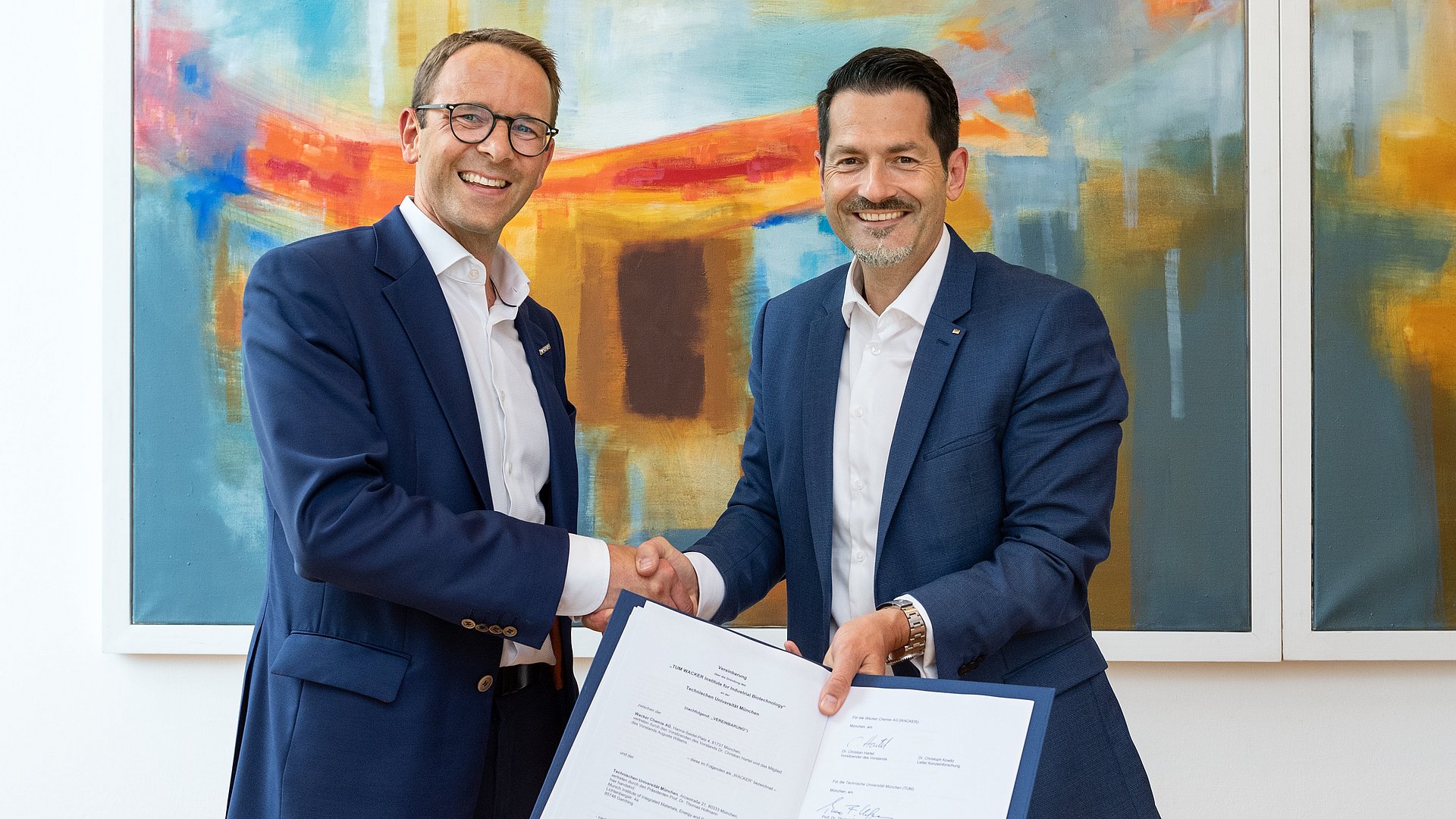 Christian Hartel, CEO of Wacker Chemie AG (l.), and TUM President Thomas F. Hofmann sign the agreement.