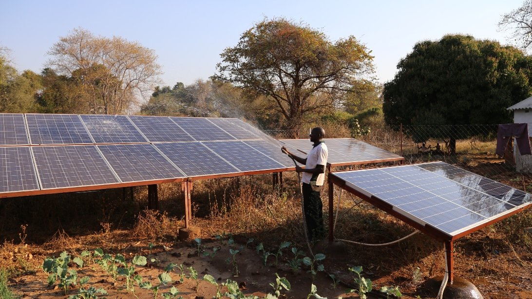 Photovoltaikanlagen, die Teil eines Projekts des Lehrstuhls für Erneuerbare und Nachhaltige Energiesysteme in Simbabwe sind, müssen regelmäßig gewartet und gereinigt werden. 