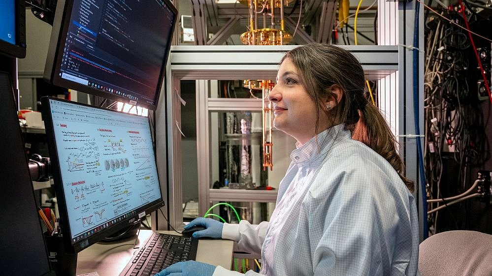 Viviana Villafane untersucht Forschungsergebnisse am PC.