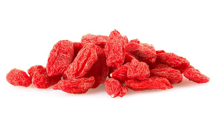 Goji Beeren sind etwa zwei Zentimeter groß, haben eine Farbe wie junge Hagebutten und schmecken leicht säuerlich. Sie haben einen hohen Anteil an Vitamin C – vergleichbar hierzulande mit der Schwarzen Johannisbeere. (Foto: Fotolia/ krasyuk)