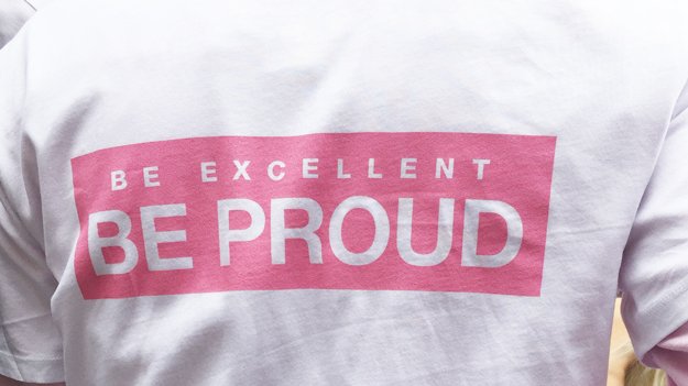 Aufschrift auf Shirt "Be proud, be excellent"