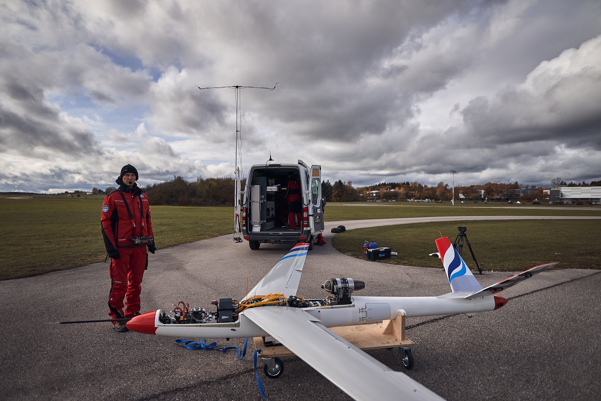 Dr. Christian Rößler neben dem Flugdemonstrator vor der Boden- kontrollstation.