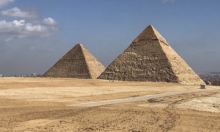 Pyramiden vor den Toren von Kairo