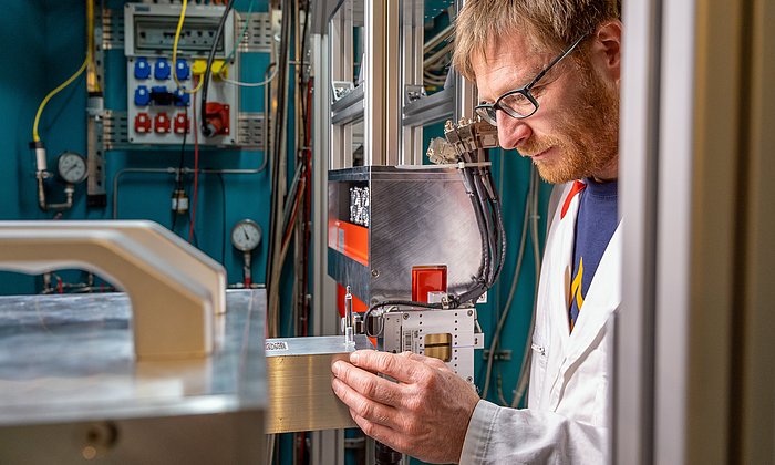 Dr. Michael Schulz examines the syringes at the ANTARES neutron radiography facility at FRM II.