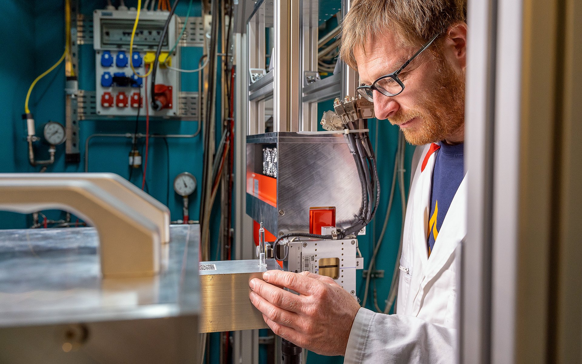 Dr. Michael Schulz examines the syringes at the ANTARES neutron radiography facility at FRM II.