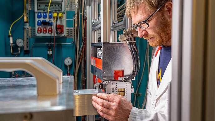 Dr. Michael Schulz untersucht die Spritzen an der Neutronen-Radiografieanlage ANTARES am FRM II.