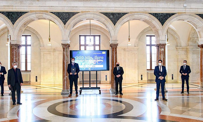 Die Gründer des Munich Quantum Valleys (von links): Reimund Neugebauer (Präsident Fraunhofer-Gesellschaft), Bernd Huber (Präsident LMU), Thomas O. Höllmann (Präsident Bayerische Akademie der Wissenschaften), Markus Söder (Ministerpräsident), Martin Stratmann (Präsident Max-Planck-Gesellschaft), Thomas F. Hofmann (Präsident TUM), Bernd Sibler (Forschungsminister) und Hubert Aiwanger (Wirtschaftsminister).