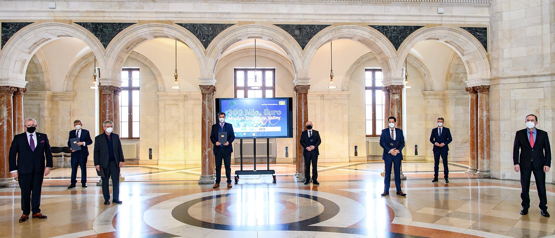 Die Gründer des Munich Quantum Valleys (von links): Reimund Neugebauer (Präsident Fraunhofer-Gesellschaft), Bernd Huber (Präsident LMU), Thomas O. Höllmann (Präsident Bayerische Akademie der Wissenschaften), Markus Söder (Ministerpräsident), Martin Stratmann (Präsident Max-Planck-Gesellschaft), Thomas F. Hofmann (Präsident TUM), Bernd Sibler (Forschungsminister) und Hubert Aiwanger (Wirtschaftsminister).