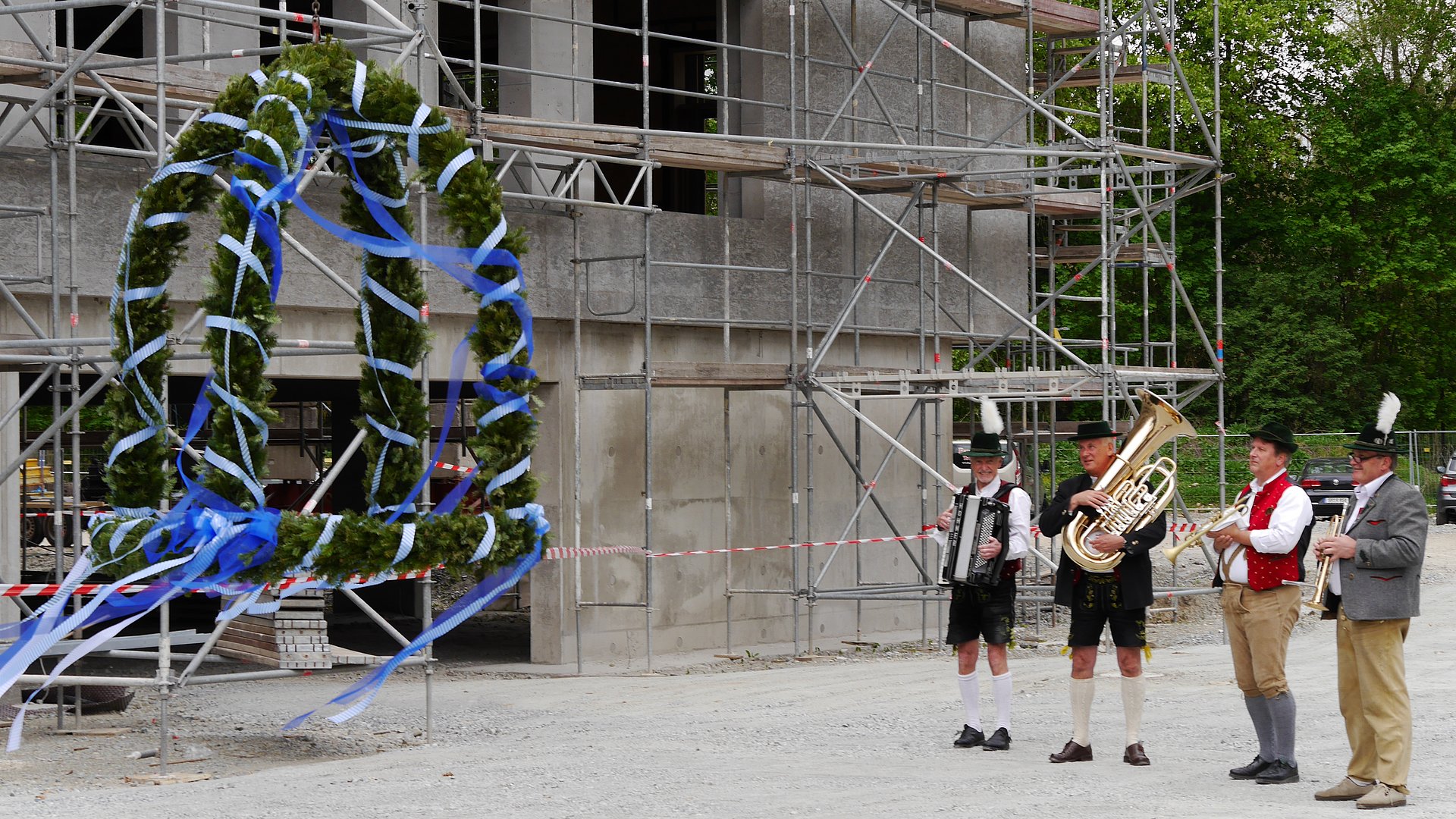 Topping-out ceremony with bavarian band at the Campus Straubing.