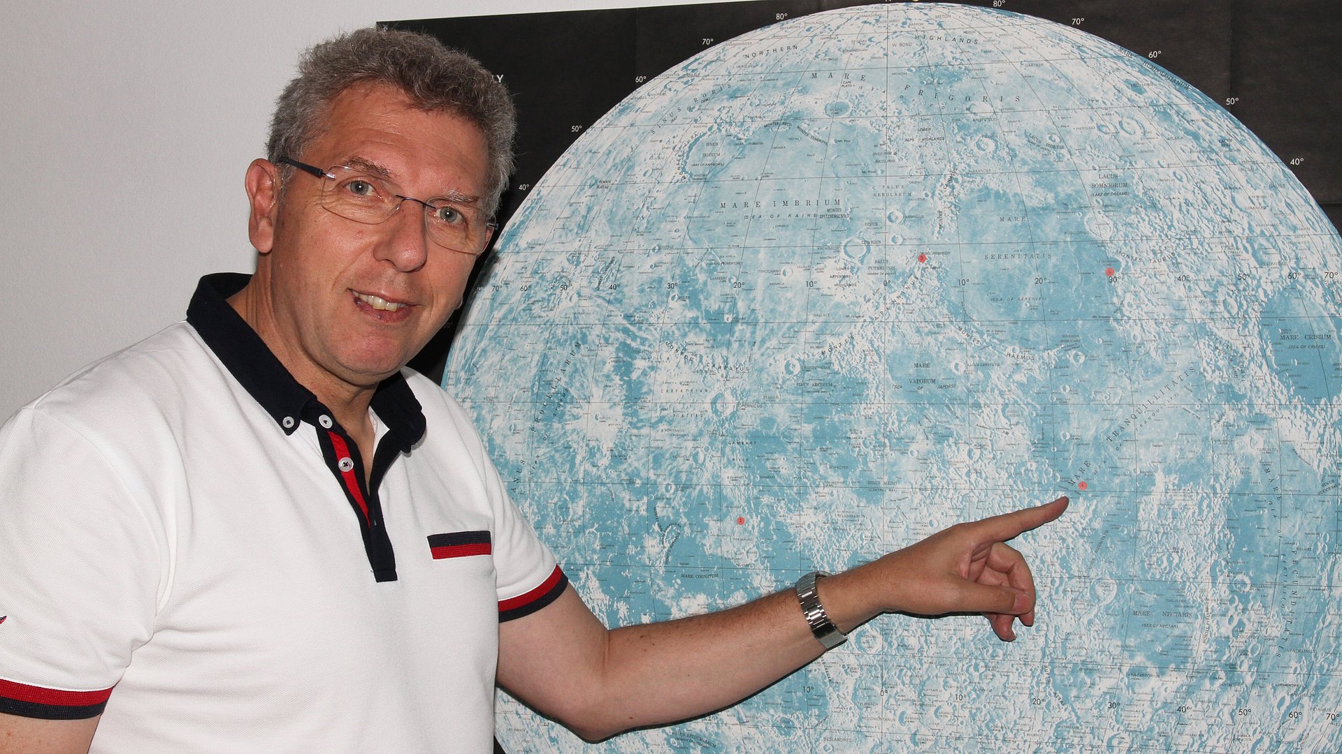 Prof. Ulrich Schreiber mit Mondkarte Prof. Ulrich Schreiber.