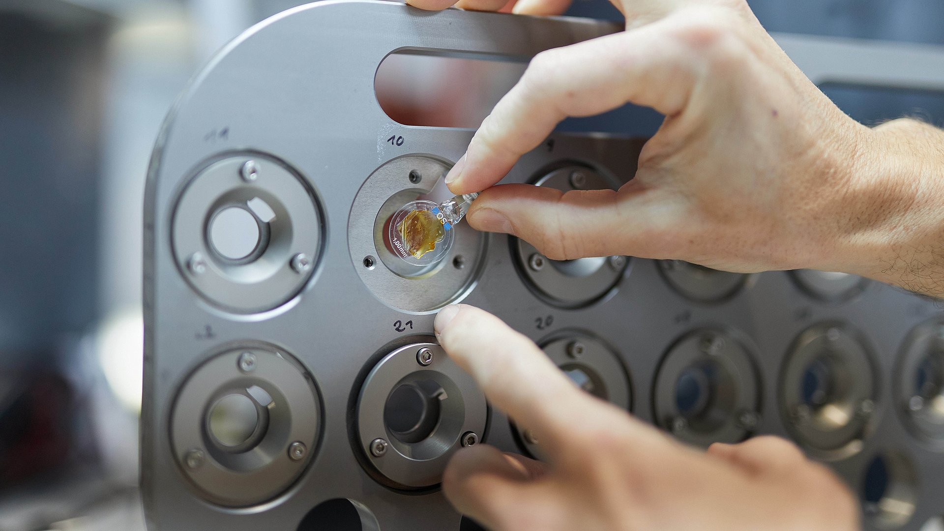 Das SANS-1 Instrument wird mit Proben befüllt. Die Proben wurden mithilfe des SANS-1 Instruments untersucht.