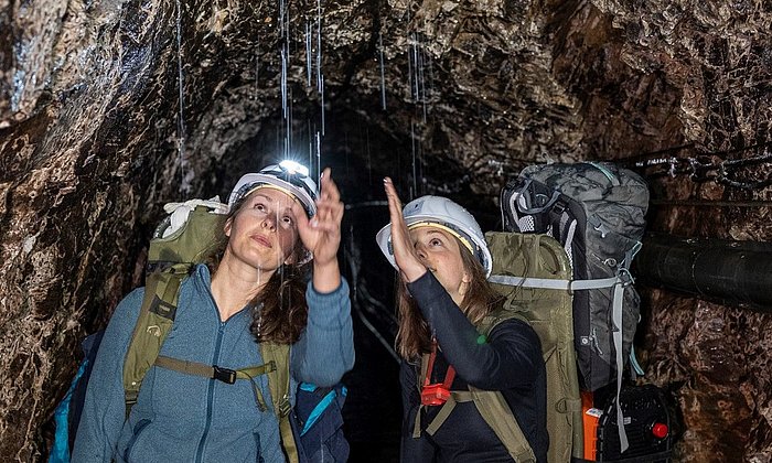 Verena Stammberger (l.) from the Chair of Landslide Research examines the condition of the permafrost inside the Zugspitze every month. The melting of the 'eternal ice' due to climate change affects the water cycle in the Alps and beyond..