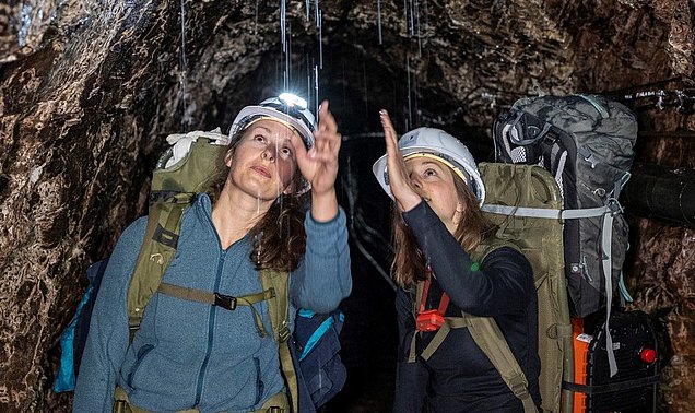 Verena Stammberger (l.) vom Lehrstuhl für Hangbewegungen untersucht einmal pro Monat den Zustand des Permafrosts im Inneren der Zugspitze. Durch den Klimawandel schmilzt das „ewige Eis“ – mit Folgen für den Wasserkreislauf in den Alpen und darüber hinaus.