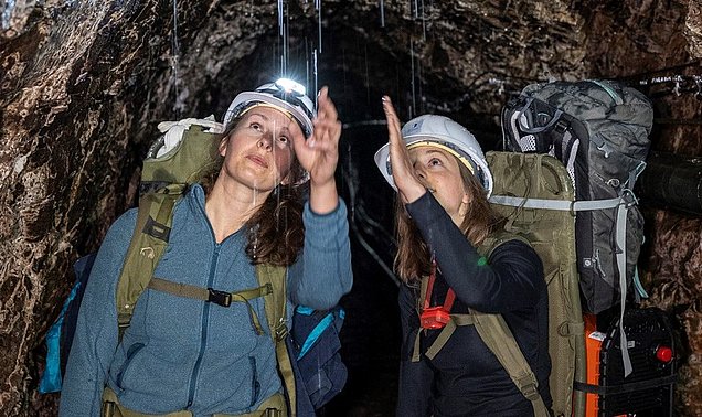 Verena Stammberger (l.) vom Lehrstuhl für Hangbewegungen untersucht einmal pro Monat den Zustand des Permafrosts im Inneren der Zugspitze. Durch den Klimawandel schmilzt das „ewige Eis“ – mit Folgen für den Wasserkreislauf in den Alpen und darüber hinaus.