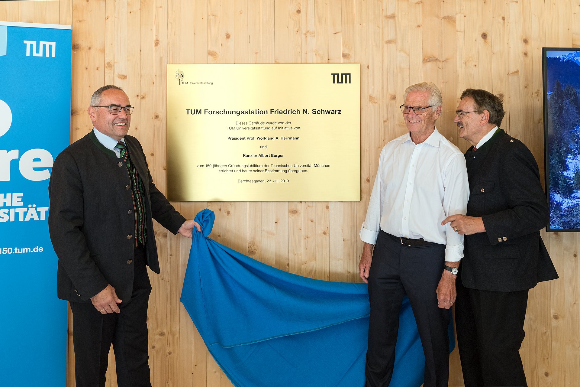 The patron Friedrich N. Schwarz (center) opens with President Wolfgang A. Herrmann (right) and Chancellor Albert Berger the station.