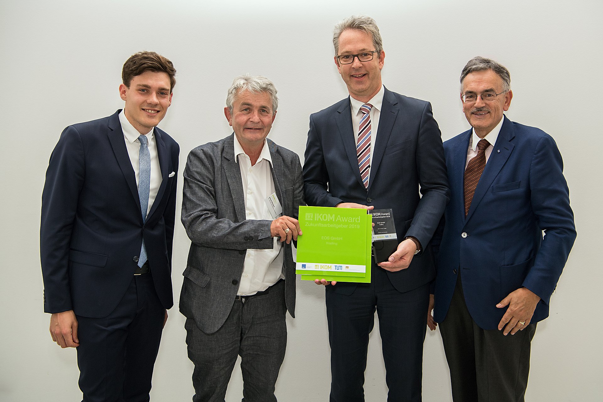 TUM President Prof. Wolfgang A. Herrmann (on the right), Niclas-Alexander Mauß of IKOM and vbw-CEO Bertram Brossardt (on the left) rejoicing together with Eric Paffrath, CEO of EOS GmbH. 