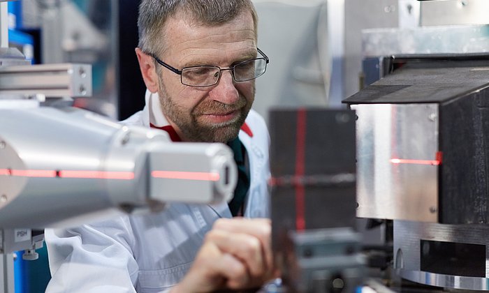 Dr. Michael Hofmann justiert eine Probe am Neutronendiffraktometer STRESS-SPEC. 