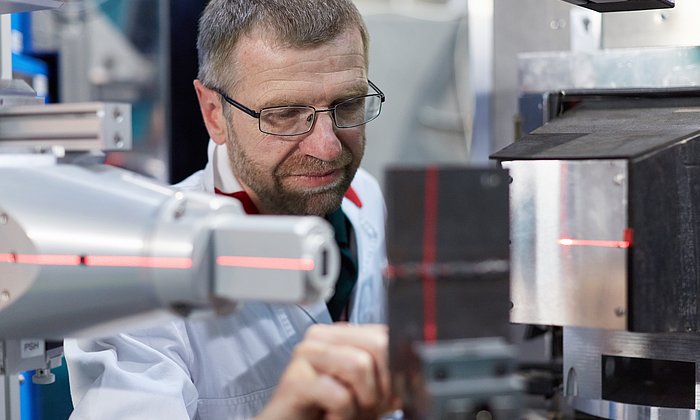 Dr. Michael Hofmann adjusts a sample on the STRESS-SPEC neutron diffractometer. With the help of the sensitive measuring instrument, the researchers were also able to detect the crystal structure of carbonic acid. 