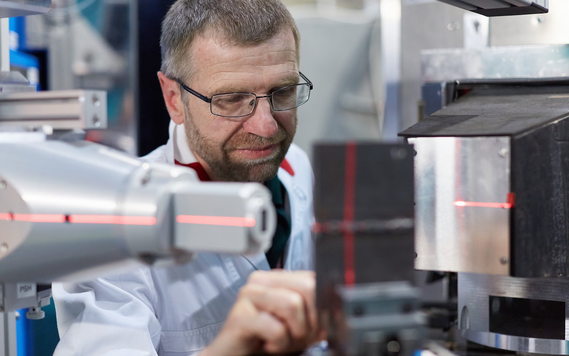 Dr. Michael Hofmann adjusts a sample on the STRESS-SPEC neutron diffractometer. With the help of the sensitive measuring instrument, the researchers were also able to detect the crystal structure of carbonic acid. 