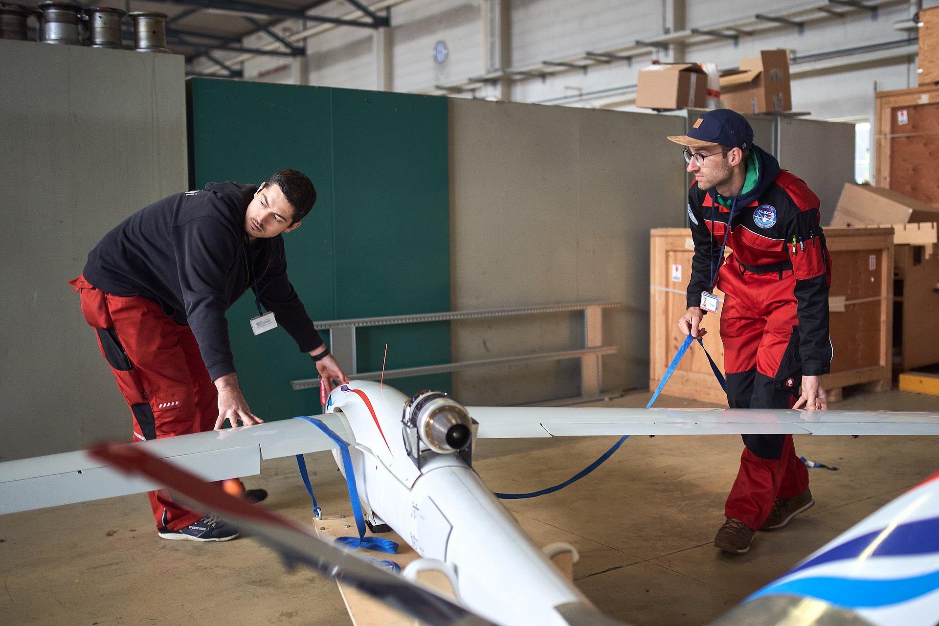 Daniel Teubl (l.) und Julius Bartasevicius (r.), Studierende am Lehrstuhl für Luftfahrtsysteme, holen den abgestellten Flugdemonstrator aus einem Hangar des DLR (Dt. Zentrum für Luft u. Raumfahrt) Standortes Pfaffenhofen , um ihn aufzubocken und letzte Einstellungen vor dem Test zu machen.