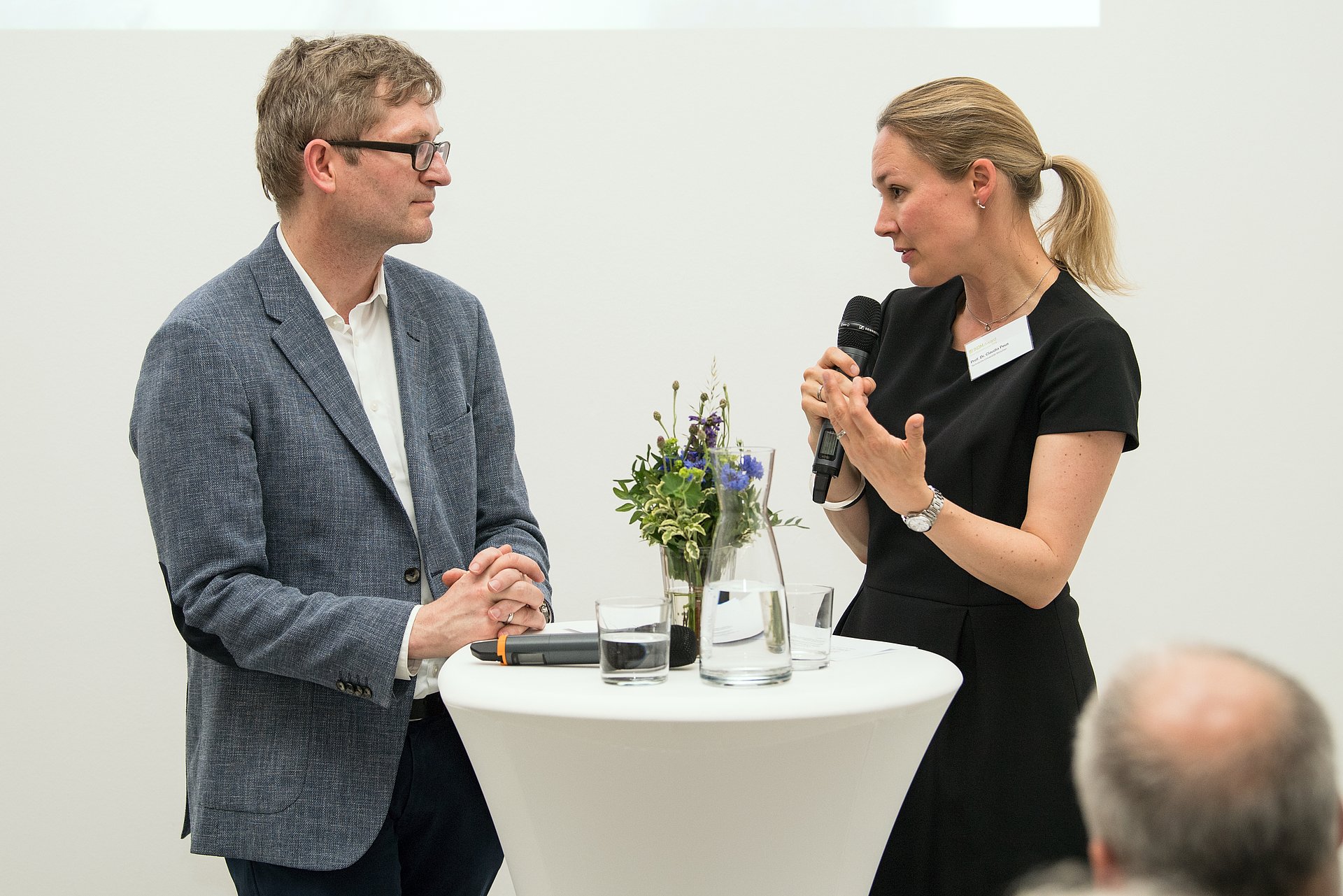 Prof. Claudia Peus, TUM Vice President of Talent Management and Diversity, and Dr. Helmut Schönenberger, CEO of UnternehmerTUM, talking about entrepreneurial responsibility. 