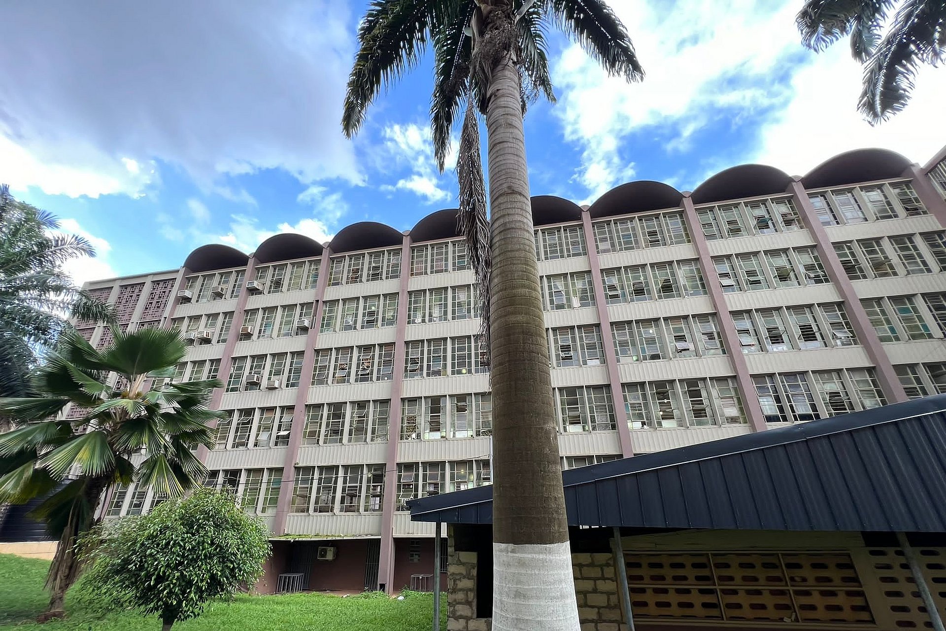 Das Komfo Anokye Teaching Hospital (KATH) in Kumasi von außen